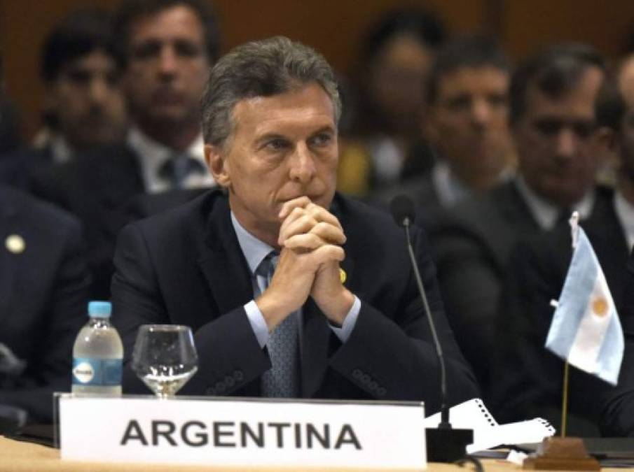 Sombra de otro desastre económico en Argentina. <br/><br/>La abrupta devaluación del peso y el agravamiento de la inflación desencadenaron en 2018 una crisis en Argentina que llevó al Gobierno a pedir un millonario préstamo al FMI que generó un fuerte rechazo político y social, en un año en el que el país tuvo gran exposición internacional por presidir el G-20. Si bien los números parecían estar a favor de Mauricio Macri desde que asumió la Presidencia en 2015 -tras 12 años de gobiernos kirchneristas a los que siempre ha acusado de dejar una pésima herencia económica y de corrupción-, a finales de abril todo se puso patas arriba. De crecer el 3.6% interanual en el primer trimestre -tras cinco consecutivos de alzas- la economía se derrumbó el 4.2% en el segundo, consecuencia de la inestabilidad cambiaria y los efectos de la sequía que afectó al sector agropecuario, motor fundamental del país.<br/><br/>Tras una intensa negociación, en junio, el FMI acordó otorgar a Argentina un préstamo de $50,000 millones, que en septiembre y por el agravamiento de la devaluación -en 2018 el peso ha caído más del 50% ante el dólar- se amplió hasta los 57,100.