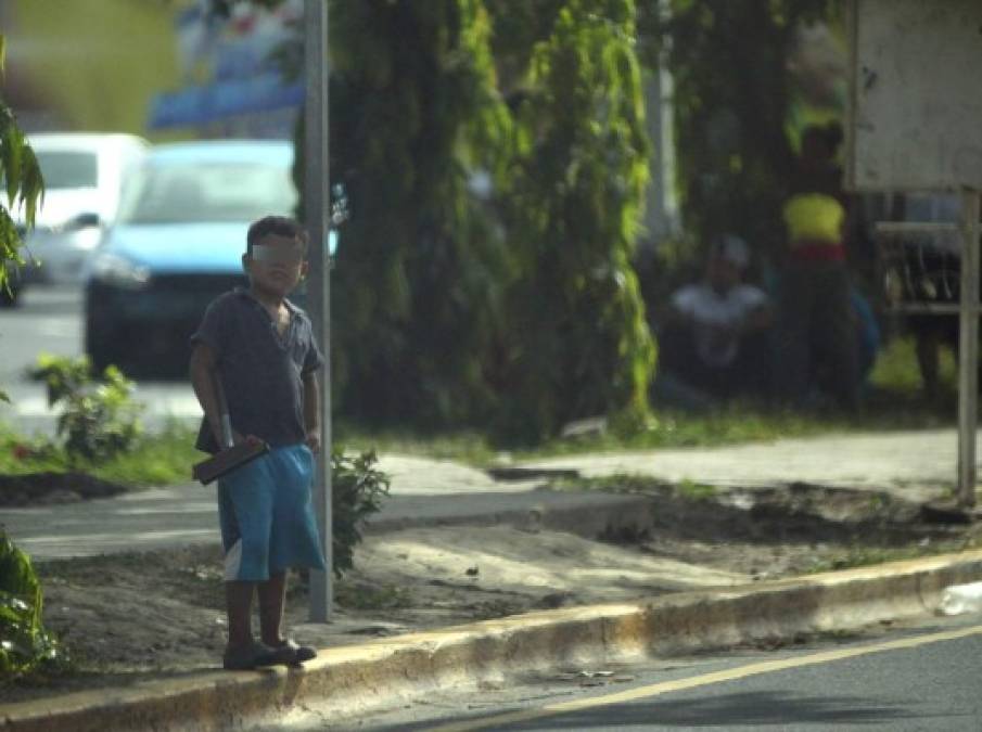 La pena por el delito de mendicidad infantil es de tres a cinco años de reclusión.