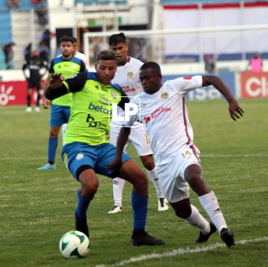 Ángel Villatoro fue el héroe del partido. Acá marcando a Boniek García.