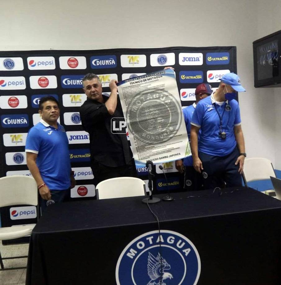 En la sala de prensa, Diego Vázquez mostró “la Biblia del cuerpo técnico”, como él mismo nombró.