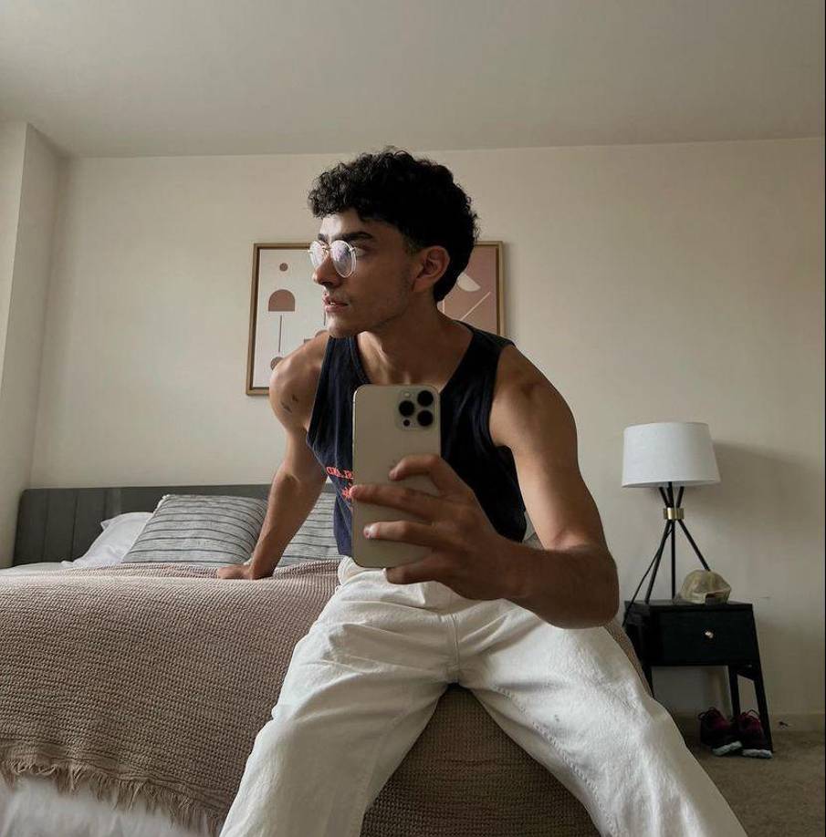 Armando Gómez, quien realmente fungió como su figura paterna gran parte de su vida debido a la poca relación que tiene Sergio Andrade.