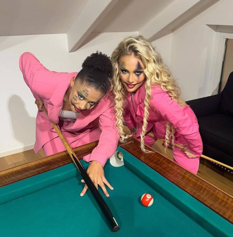 Alisha Lehmann, jugadora suiza de la Juventus, y Chaney Boye-hlorkah, jugadora inglesa del London City Lionesses, se disfrazaron de Jokers.