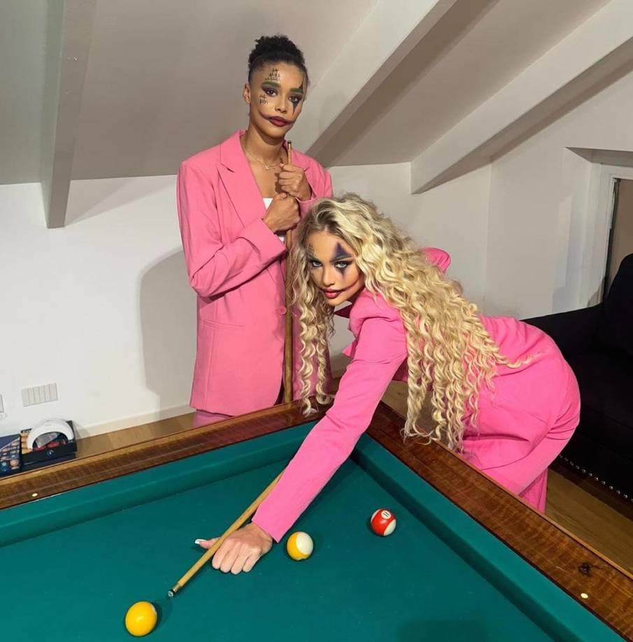 Alisha Lehmann, jugadora suiza de la Juventus, y Chaney Boye-hlorkah, jugadora inglesa del London City Lionesses, se disfrazaron de Jokers.