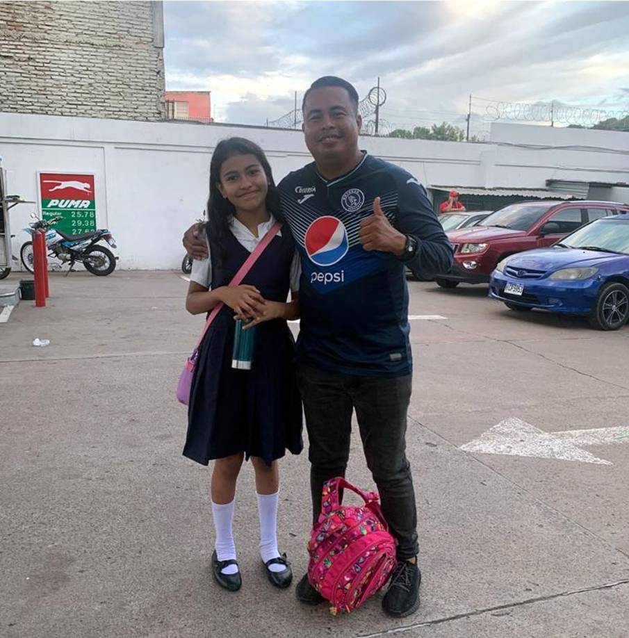 Saliendo de la escuela y directo al estadio para apoyar al Motagua.