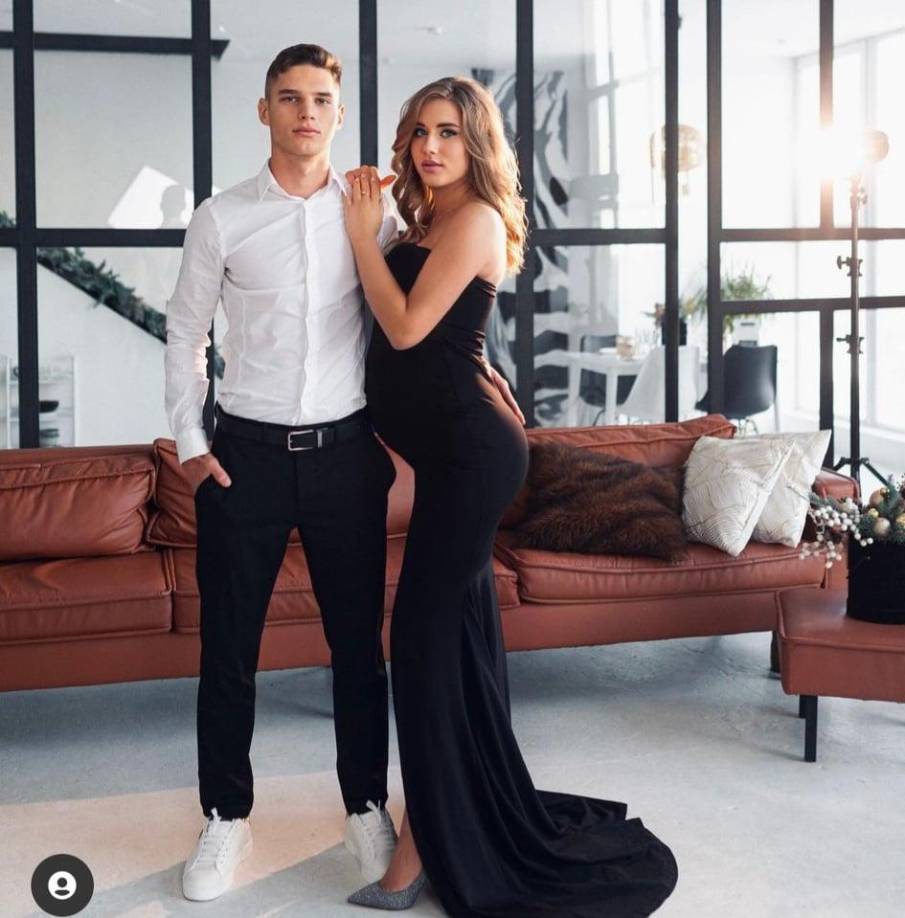 El entrenador español Fernando Valente, quien trabaja al frente del segundo equipo de Shakhtar, habló con tristeza sobre el presente de Sudakov: “Él fue el mayor talento que entrené en mi vida, 20 años, internacional por Ucrania, recién renovado contrato hasta el 2026 con Shakhtar; un ser humano fantástico esperando ser padre de una niña junto a su esposa, Lisa. Sueños por cumplir, arrebatados por un búnker por una guerra sin sentido”, comenzó diciendo.