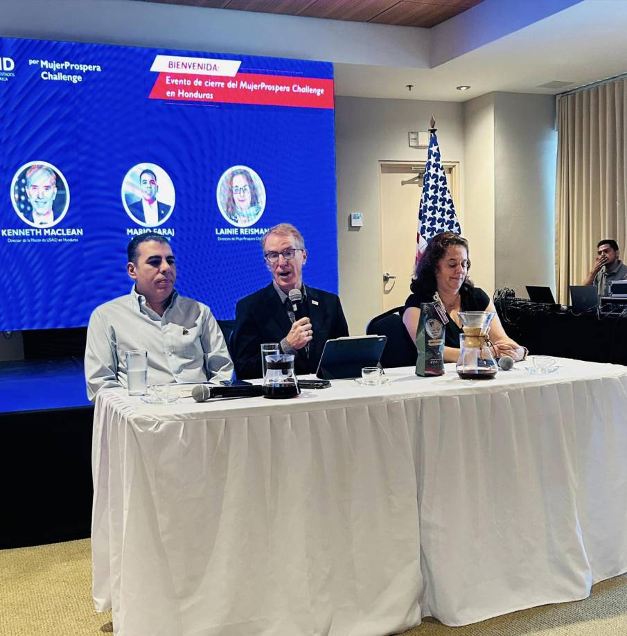 Durante su intervención, Kenneth Maclean, director de Usaid en Honduras, manifestó estar orgulloso de los logros alcanzados por las mujeres que participaron en esta iniciativa. “Al sembrar este logro después de 18 meses de trabajo, felicito a todas las mujeres participantes, porque sus historias de éxito, sus aciertos y desaciertos nos inspiran y nos motivan a seguir trabajando para generar oportunidades en la región”, dijo.