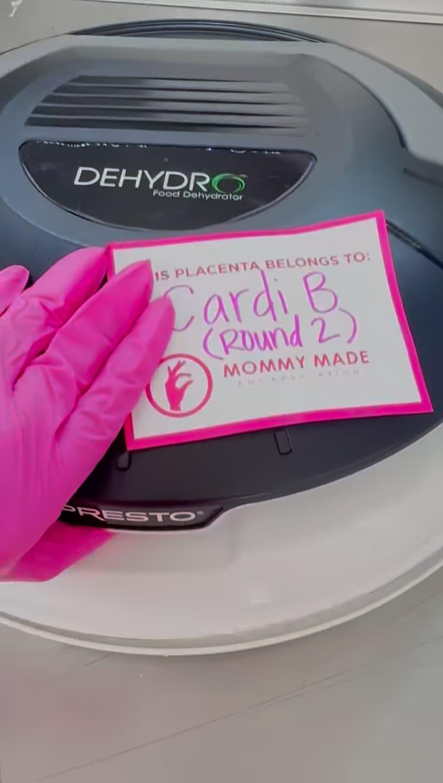 Cardi B convierte su cordón umbilical en una lujosa joya