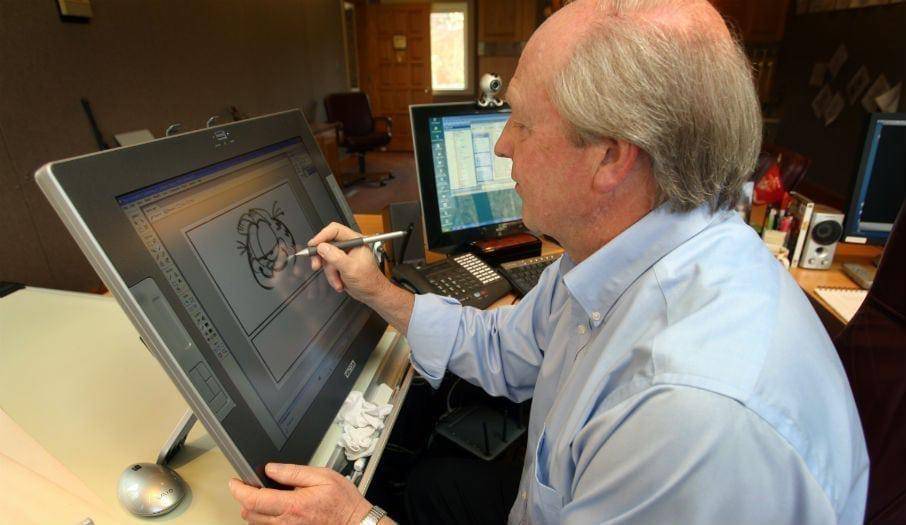 Desde la perspectiva de Pratt, estas adaptaciones a la historia creada por Jim Davis en 1978, han ayudado a que se mantenga vigente su historia, sin embargo, explica que la esencia principal del personaje se mantiene intacta.