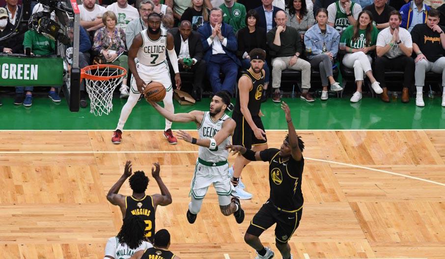 Los Celtics vencen a los Warriors y toman ventaja de 2-1 en las finales de la NBA