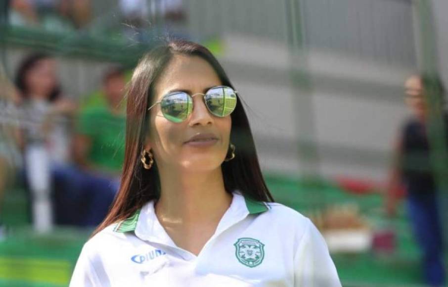 La esposa de Mario Martínez fue captada de esta manera en el estadio Yankel Rosenthal.