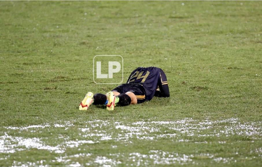 Así terminó Omar Elvir, tendido en el césped del Nacional tras el partido.