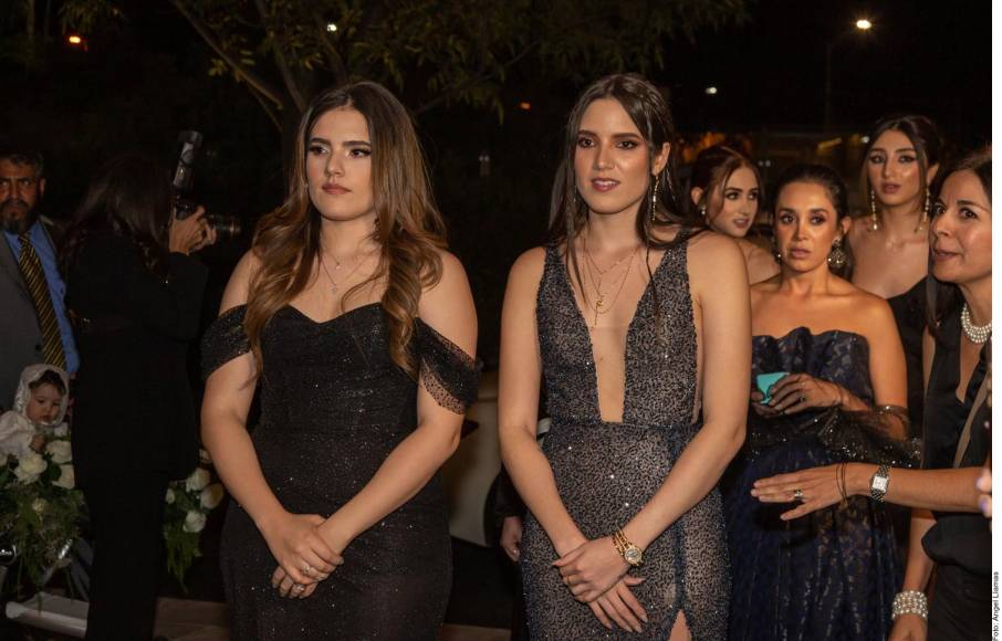 A la boda acudió la ex esposa del cantante y madre del novio, América Guinart, así como sus hijas América y Camila Fernández, las madrinas de lazo.