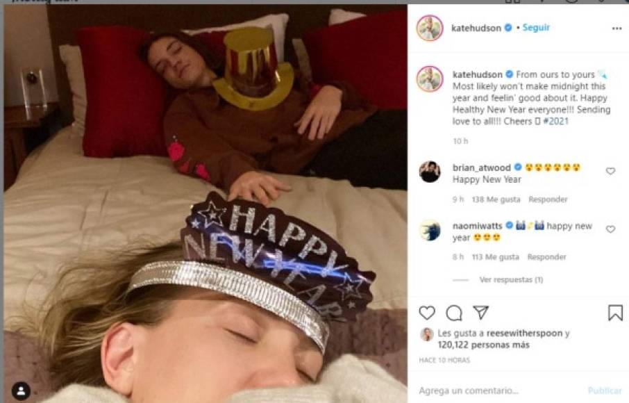 La actriz estadounidense Kate Hudson compartió una divertida postal en la que se le puede ver durmiendo y con una diadema de Happy new Year en su cabeza.