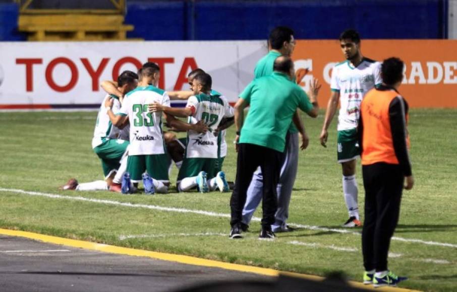 El festejo de los jugadores del Platense tras el golazo de Diego Reyes.