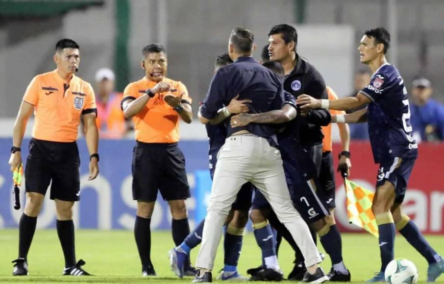 Las imágenes del primer partido de la final del Torneo Apertura 2022 que ganó el Olimpia (0-1) contra el Motagua en el estadio Carlos Miranda de Comayagua, donde Hernán ‘La Tota‘ Medina fue protagonista por su expulsión.