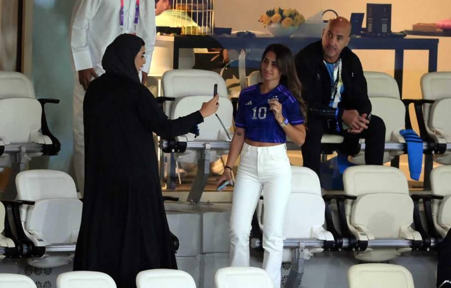 Las imágenes del ambientazo en el estadio Lusail durante el partido entre Países Bajos y Argentina. Antonela Roccuzzo se roba las miradas y varias personalidades presentes.