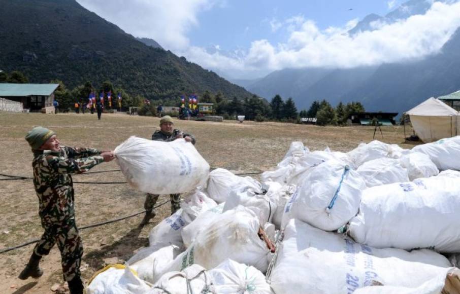 Helicópteros y porteadores del ejército llevaron la basura hasta Namche Bazar, la última ciudad importante en la ruta hacia el monte Everest. Las autoridades destacaron que parte de ésta será enviada a la capital Katmandú para ser reciclada.