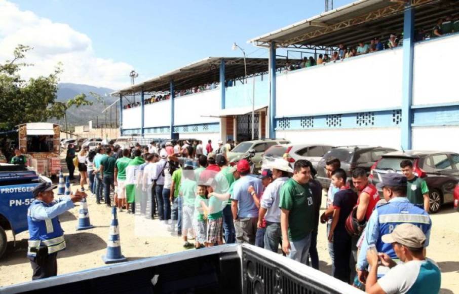 Enormes filas para ingresar al estadio John F. Kennedy de Ocotepeque para la gran final Atlético Pinares-Santos FC.