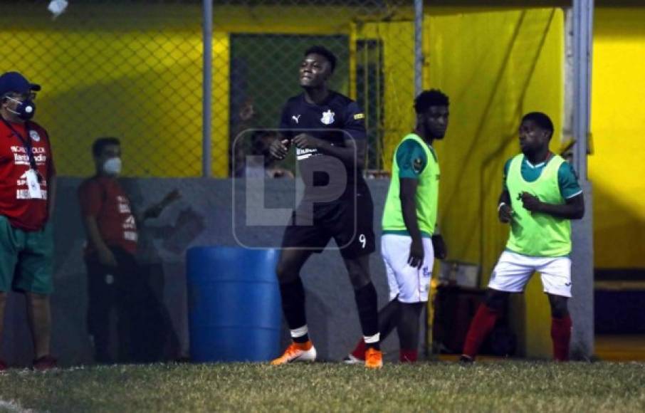 El colombiano Rafael Agámez marcó de penal y festejó el gol con este bailecito frente a los suplentes del Marathón.