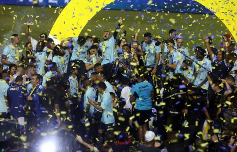La celebración de los motagüenses con la Copa de campeones.