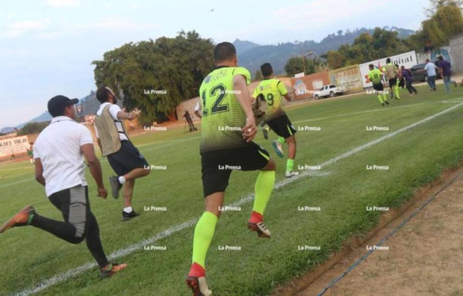 Jugadores del Real de Minas correr a celebrar la victoria sobre el Juticalpa FC.