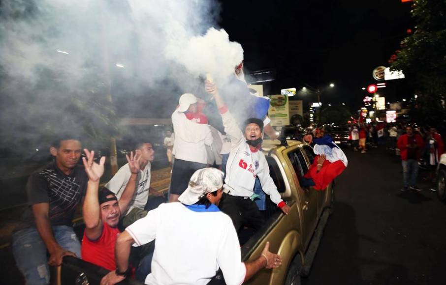 La afición del Olimpia se lanzó a las principales calles de Tegucigalpa para celebrar en caravana la conquista del título del Torneo Apertura 2022 tras vencer en la Gran Final al Motagua.