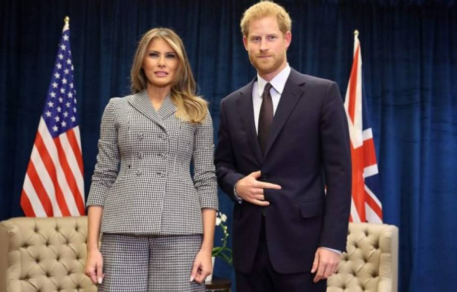 Melania y el príncipe Harry posaron para los medios de comunicación, en imágenes que también han dado de que hablar en las redes sociales por la 'señal' realizada por Harry.