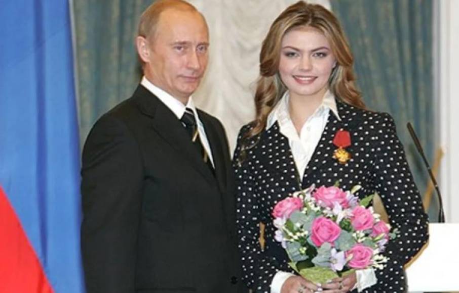 Putin y Kabaeva han sido fotografiados juntos en varias ocasiones, y las investigaciones de la Fundación Anticorrupción, creada por el opositor Alexei Navalny, revelaron que varios oligarcas rusos han otorgado propiedades, dinero y otros activos a la familia de Alina.