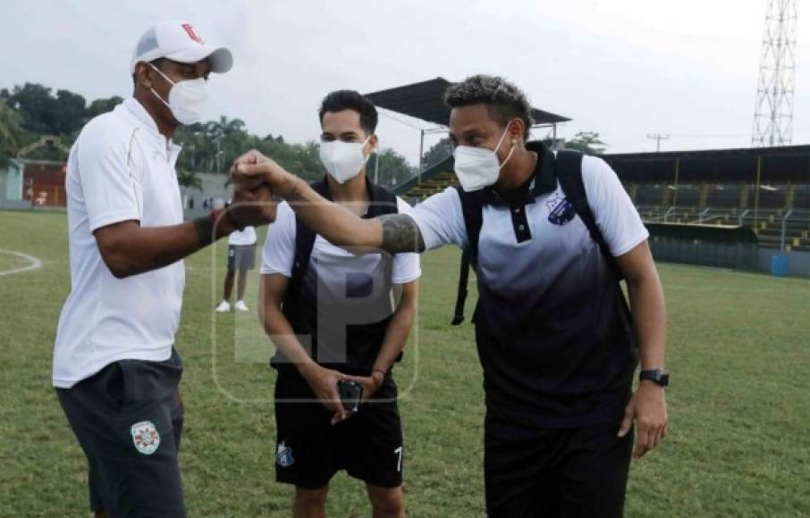 Carlo Costly volvió tras estar inactivo unos meses y se convirtió en fichaje del Marathón. Acá saludando a Kevin Hernández y a Marcelo Canales previo al juego ante Honduras Progreso.