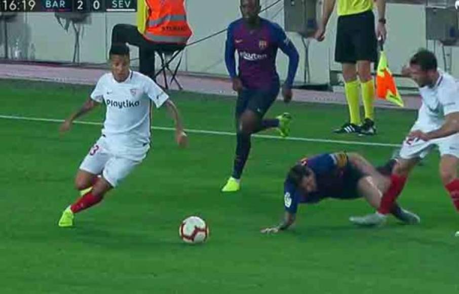 Messi tuvo que retirarse del campo tras un encontronazo con su compatriota del Sevilla Franco 'Mudo' Vázquez, al caer en mala posición sobre su brazo derecho en el minuto 16.