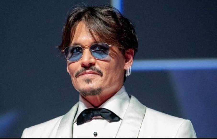 Johnny Depp contó su experiencia con la muerte a la revista 'Live', en 2011. “El avión estaba cerrado. El sonido de los motores se paró. Había silencio. Bruce [Robinson] y yo nos mirábamos. Era como uno de esos momentos extraños y largos en los que parece que estás flotando por un segundo y de repente podrías sentir ese descenso desagradable... De repente los motores se encendieron de nuevo y volvimos a subir. Supongo que esta experiencia nos unió a Bruce y a mí. Por un momento, íbamos a morir juntos”, dijo.