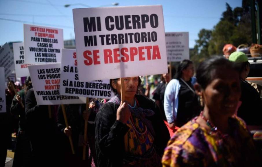 En Guatemala, miles de mujeres marcharon para exigir equidad de derechos y para recordar a las 41 niñas muertas y 15 heridas en un incendio en un hogar estatal hace un año exacto.