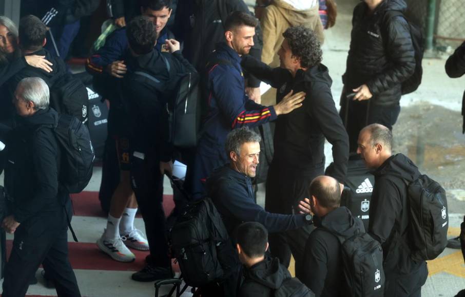 La expedición de la selección española llegó este miércoles al aeropuerto de Madrid Barajas-Adolfo Suárez, procedente de Doha, con sólo catorce jugadores y caras serias tras su eliminación en los octavos de final del Mundial de Qatar-2022.