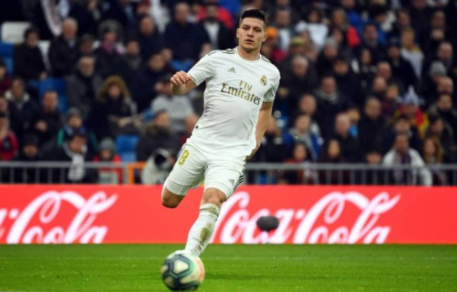 El PSG tiene en la mira al delantero serbio Luka Jovic como posible reemplazante ante la inminente salida de Edinson Cavani del club. La otra opción que maneja el equipo parisino es el atacante argelino Islam Slimani del Mónaco.