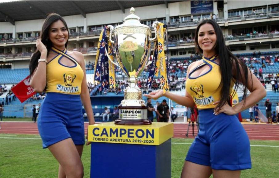 La Copa que obtendrá el campeón del Torneo Apertura 2019, bien acompañada por dos bellas chicas.