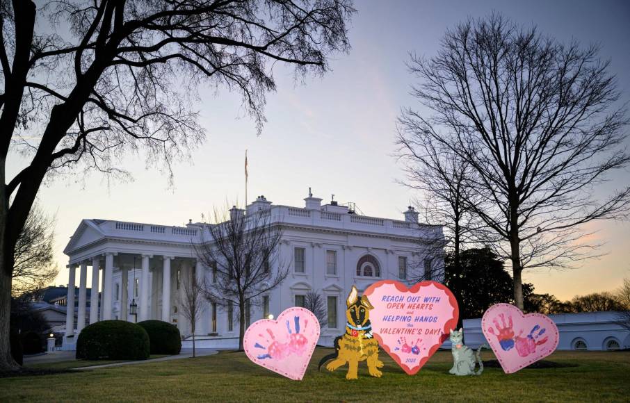 La primera dama estadounidense, Jill Biden, siguió su tradición de decorar los jardines de la Casa Blanca con gigantescos corazones con mensajes inspiradores. Este año agregó imágenes gigantes de sus mascotas.