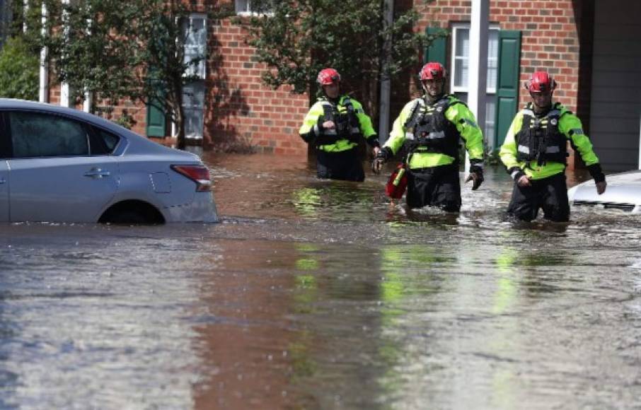 En Pollocksville, un pueblo de Carolina del Norte afectado por el desborde del río Trent, 21 personas y siete perros fueron evacuados por socorristas.