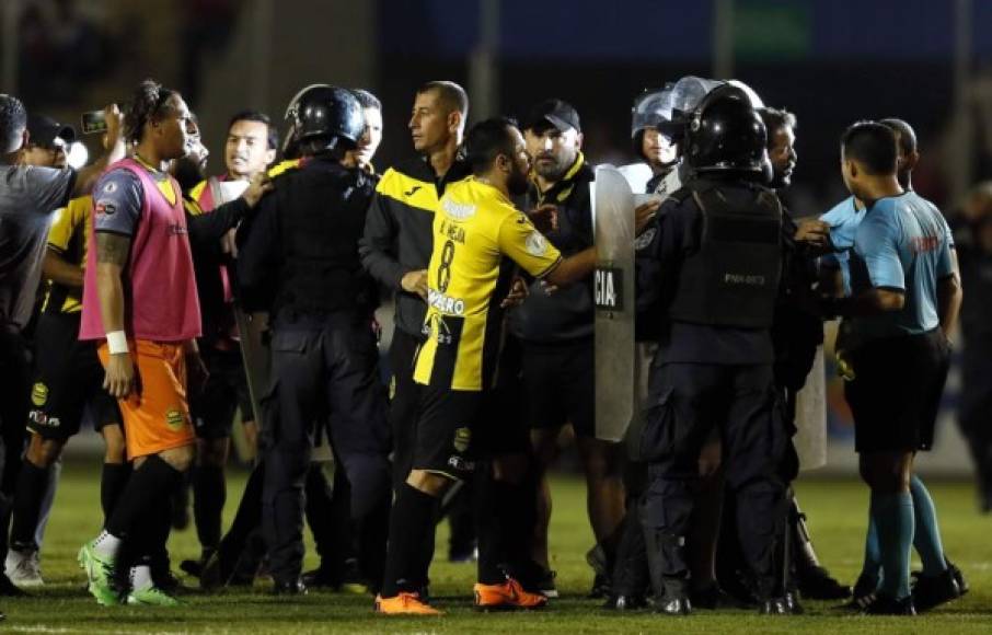 Al final del partido, los jugadores y cuerpo técnico del Real España le reclamaron a la cuarteta arbitral comandada por Armando Castro.