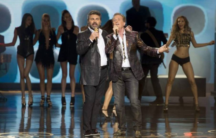 Emmanuel y Mijares impregnaron de romanticismo el escenario de los Premios TvyNovelas.