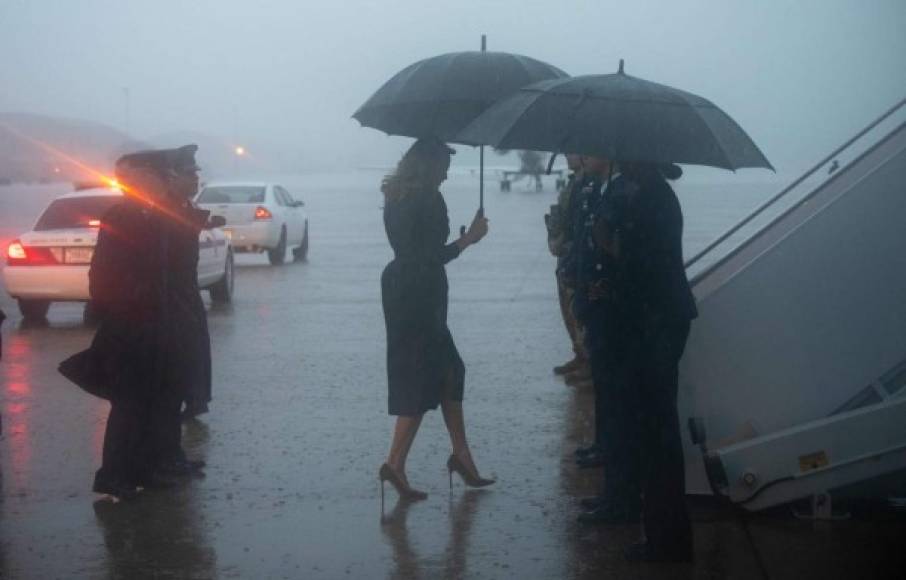 La primera dama estadounidense, Melania Trump, desafió la fuerte tormenta para viajar a una reunión con funcionarios de seguridad en Virginia.