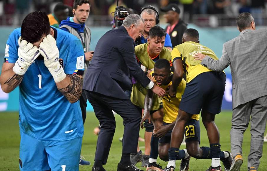 Las imágenes de la triste eliminación de Ecuador tras perder (1-2) contra Senegal en la última jornada del Grupo A del Mundial de Qatar 2022.