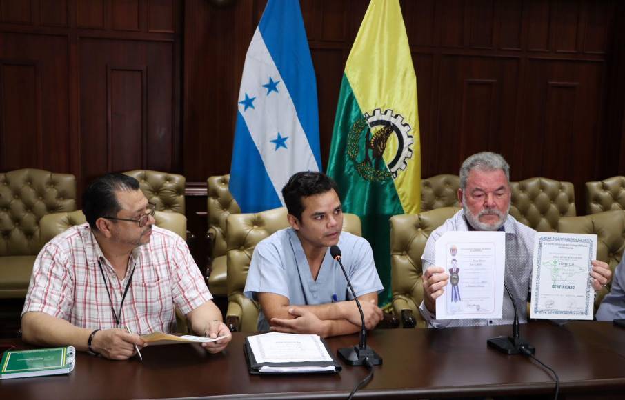 Entonces, sin más alternativas, el médico cirujano soltó el bisturí y agarró una pala, en vez de suturar se puso a pegar bloques y en lugar de trabajar en un hospital, ahora sería capaz hasta de construir uno.