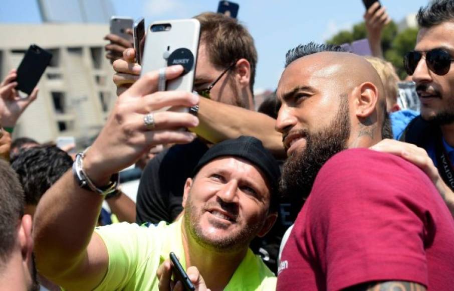 Arturo Vidal se mostró atento con los aficonados del Barcelona y les regaló un par de selfies.