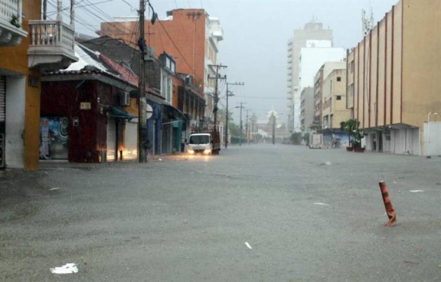 Las inundaciones y deslizamientos provocados por las lluvias del huracán Iota, que se sigue fortaleciendo en el Mar Caribe, dejaron bajo el agua a Cartagena de Indias, la meca del turismo de Colombia, que ha tenido que decretar la calamidad pública.