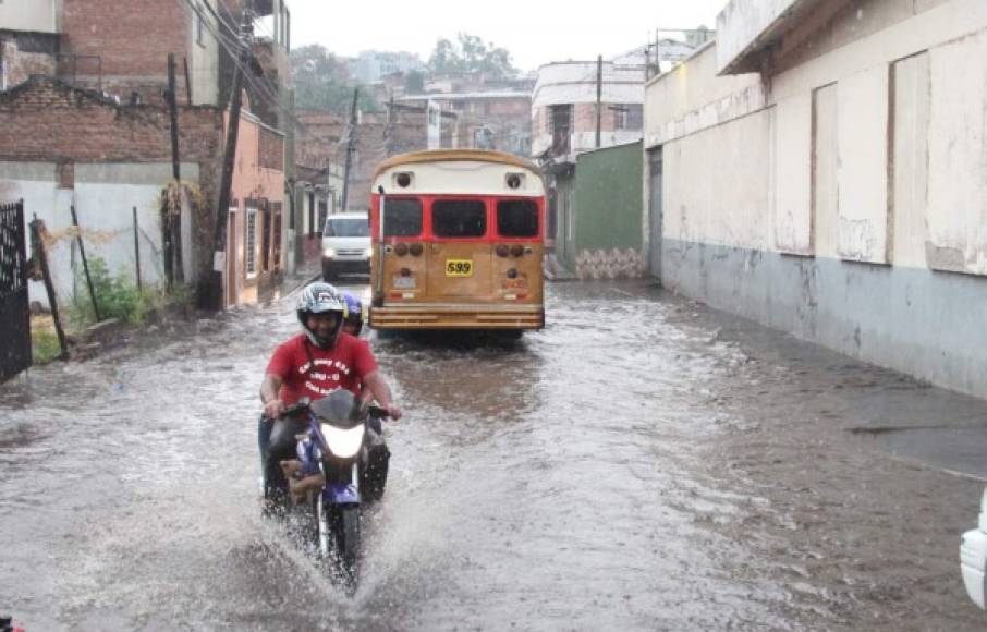 Algunas calles del centro de la ciudad se inundaron con la caída de las lluvias.