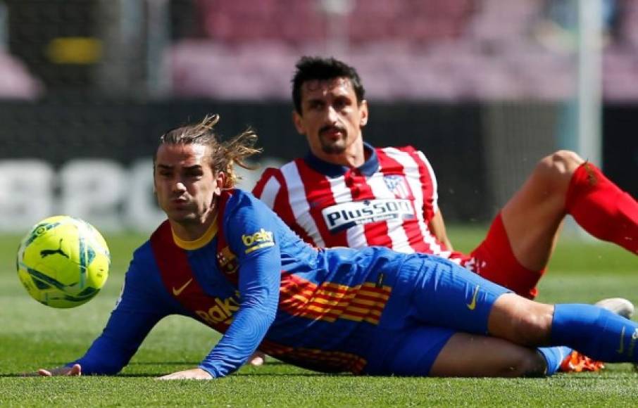 Stefan Savić intenta cortar el avance de Antoine Griezmann.