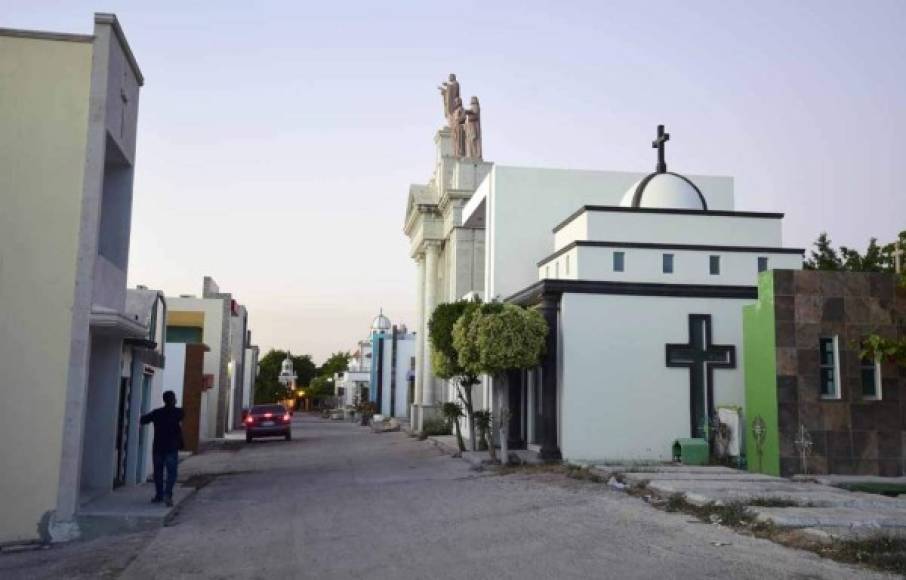 El 'complejo' de tumbas de la familia Guzmán Loera cuenta con cinco edificaciones, que tienen vigilancia las 24 horas del día. Están valoradas en un millón de dólares.