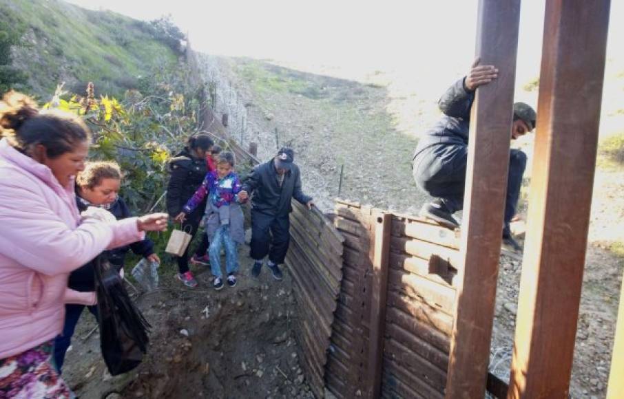En tanto, miles de migrantes continúan saltando el muro en California con la esperanza de pedir asilo a las autoridades estadounidenses.