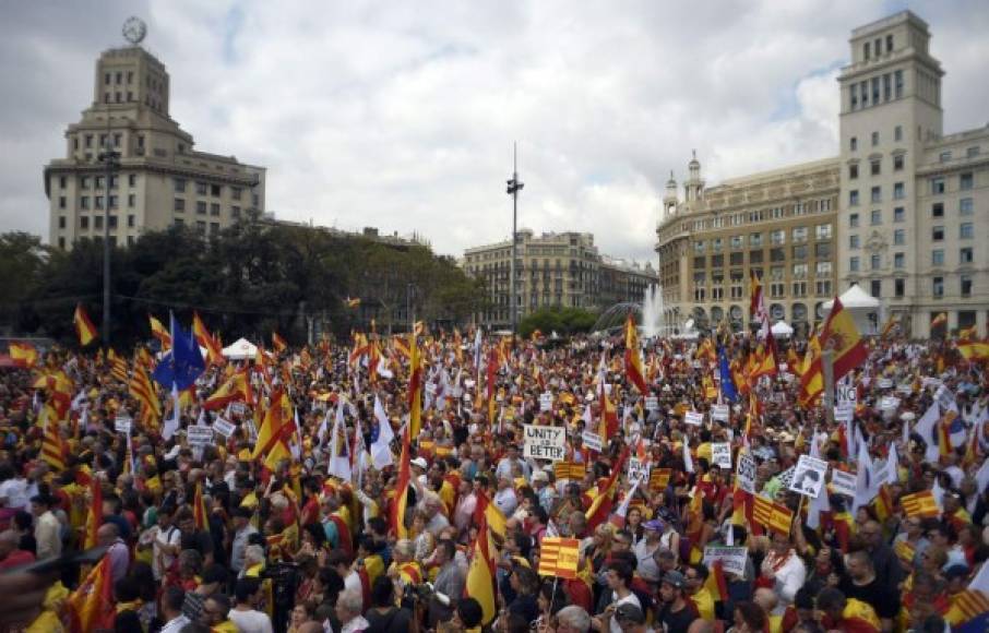 Unas 65,000 personas, según la policía municipal, asistieron a la marcha en la capital catalana, lanzando hostiles mensajes a los dirigentes independentistas de la región.
