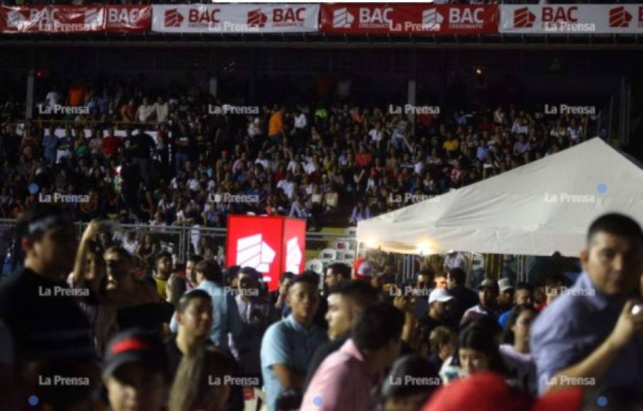 Temas como 'La Gasolina' 'Dura', 'Shaky Shaky', 'Ella me levantó', entre otras, hicieron vibrar el estadio.